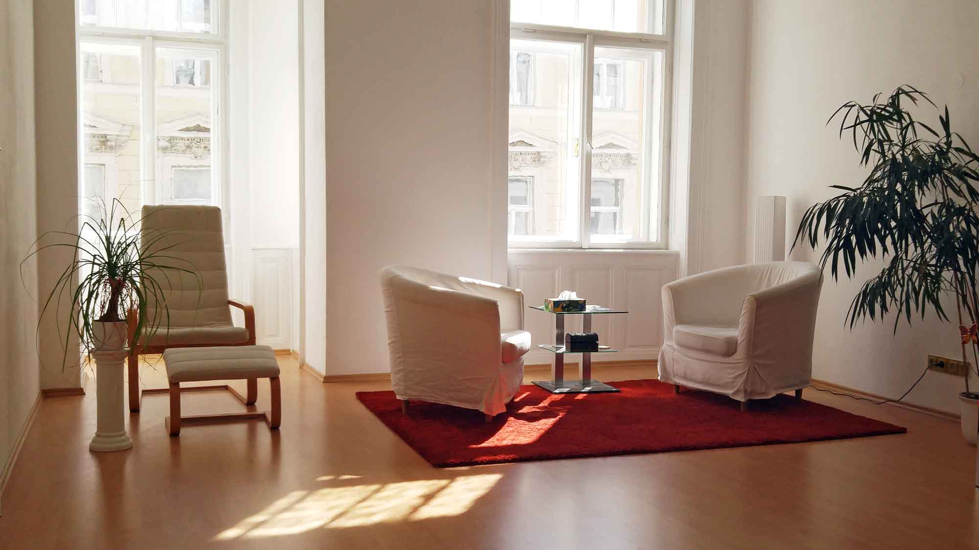 Heller Therapieraum mit Sitzgruppe