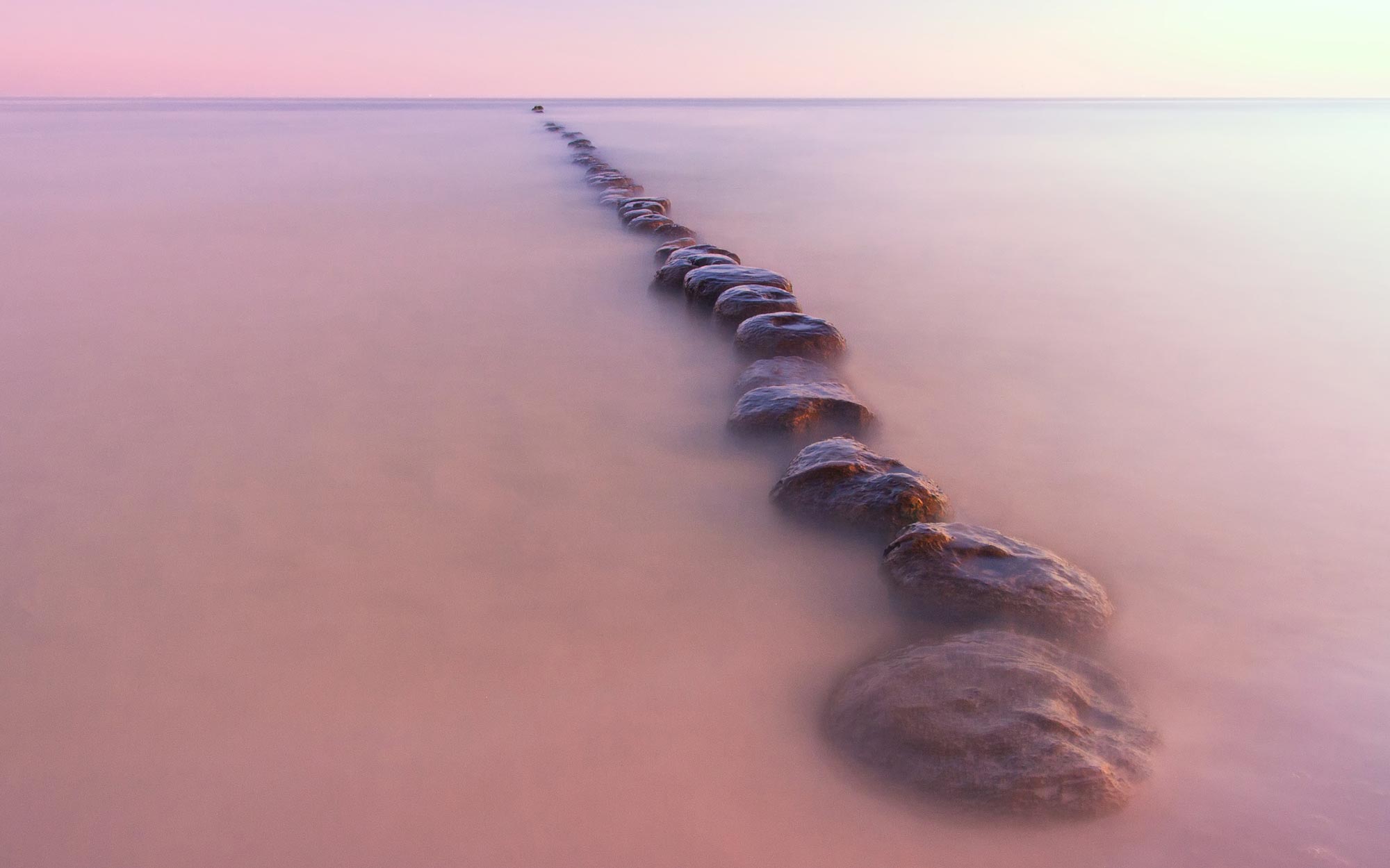 Steinreihe im ruhigen Meer